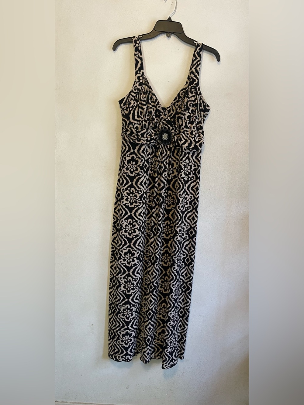 Mlle Gabrielle Black and Cream Sleeveless V-Neck Maxi Dress with Center Buckle